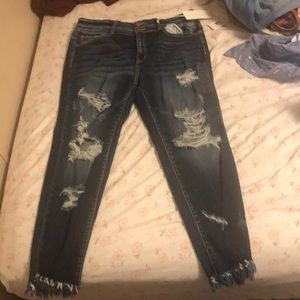 BRAND NEW Distressed jeans